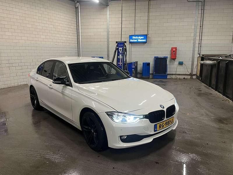 Wit Gebruikt 2017 BMW 318 Sedan | € 14.000 (Duur) - Afbeelding 1/4
