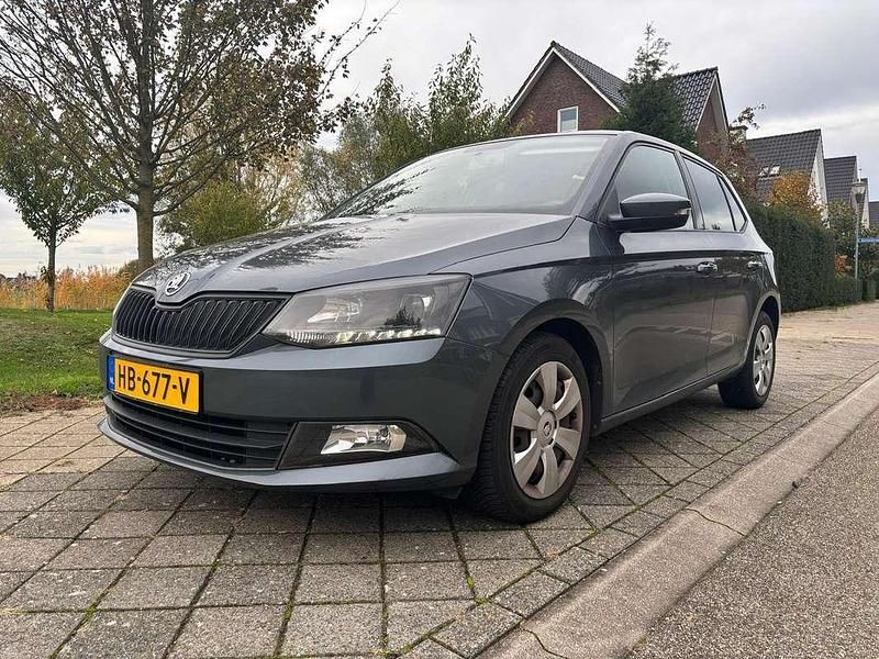 Grijs Gebruikt 2015 Skoda Fabia Hatchback | € 6.800 (Eerlijke prijs) - Afbeelding 1/4