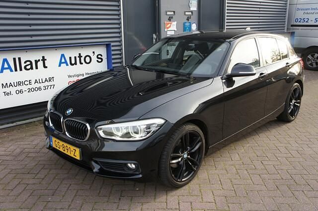 Zwart (metallic) Gebruikt 2015 BMW 118 Hatchback | € 14.950 (Eerlijke prijs) - Afbeelding 1/4