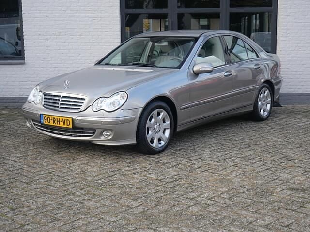 Grijs Occasion 2005 Mercedes C240 Elegance Sedan | € 5.950 - Afbeelding 1/4