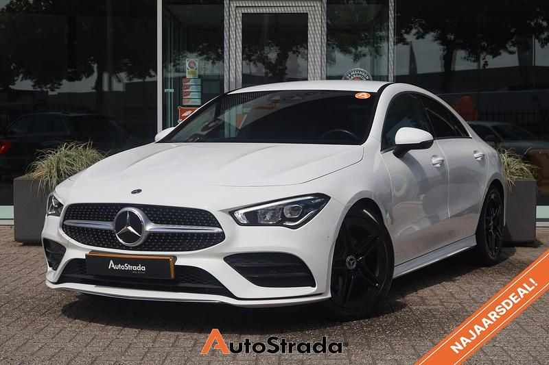Wit Gebruikt 2019 Mercedes 180 AMG line Sedan | € 25.900 (Eerlijke prijs) - Afbeelding 1/4
