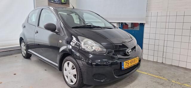 Zwart Gebruikt 2011 Toyota Aygo Cool Hatchback | € 3.750 (Eerlijke prijs) - Afbeelding 1/4