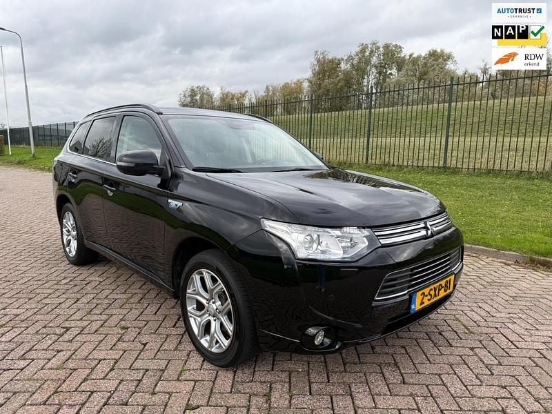 Zwart Gebruikt 2013 Mitsubishi Outlander Instyle SUV | € 11.950 - Afbeelding 1/4