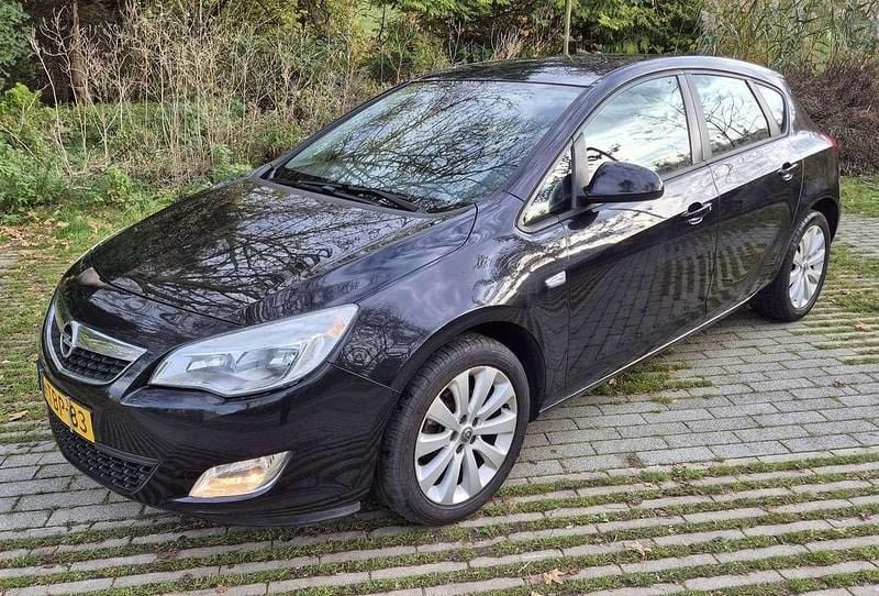Zwart Gebruikt 2011 Opel Astra Hatchback | € 2.500 (Goede deal) - Afbeelding 1/4