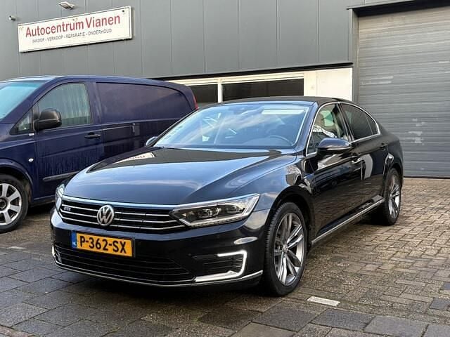Zwart (metallic) Gebruikt 2016 VW Passat Highline Sedan | € 11.950 (Eerlijke prijs) - Afbeelding 1/4
