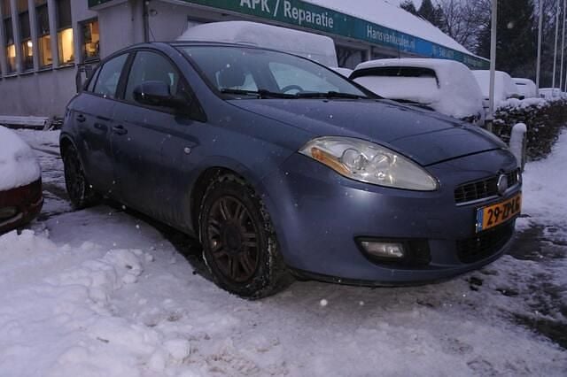 Blauw (metallic) Gebruikt 2008 Fiat Bravo S Hatchback | € 1.495 (Goede deal) - Afbeelding 1/3