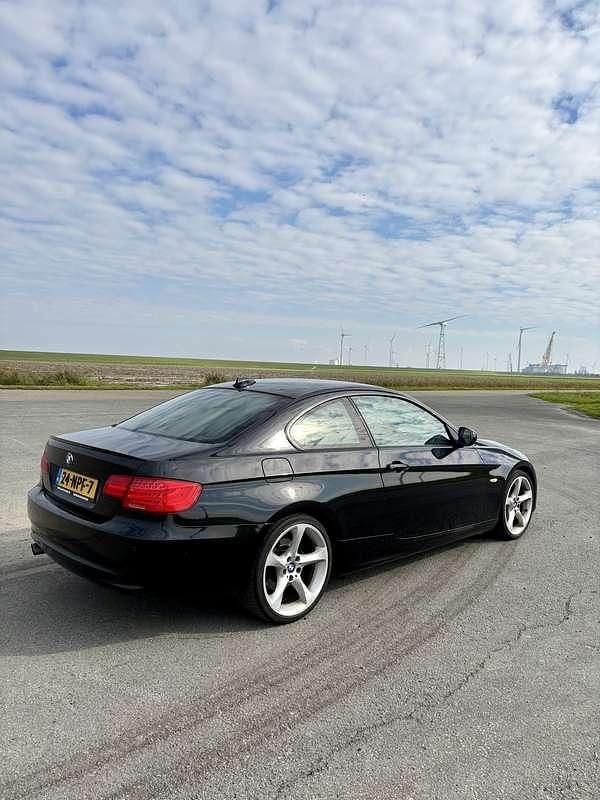 Zwart Gebruikt 2010 BMW 320 Coupé | € 6.750 (Eerlijke prijs) - Afbeelding 1/4