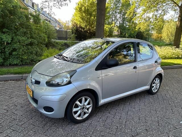 Grijs Gebruikt 2009 Toyota Aygo Hatchback | € 1.950 (Goede deal) - Afbeelding 1/4