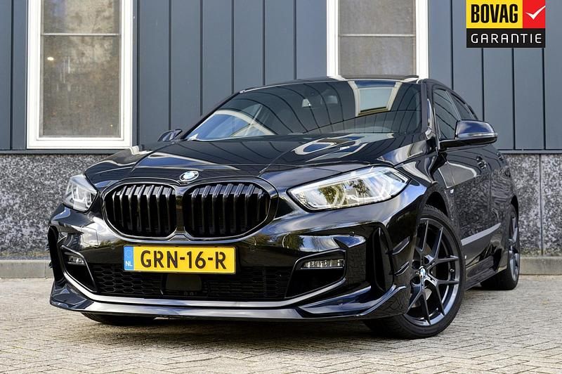 Zwart Gebruikt 2022 BMW 120 M Performance Hatchback | € 31.950 (Goede deal) - Afbeelding 1/4