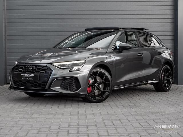 Grijs Gebruikt 2022 Audi A3 Sportback S-Line Hatchback | € 39.990 - Afbeelding 1/3