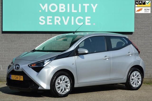 Grijs Gebruikt 2021 Toyota Aygo X-play Hatchback | € 10.764 (Eerlijke prijs) - Afbeelding 1/4