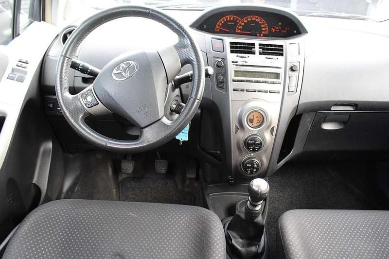 Occasion Toyota Yaris 99 PK (72 kW) 2011 Grijs Hatchback