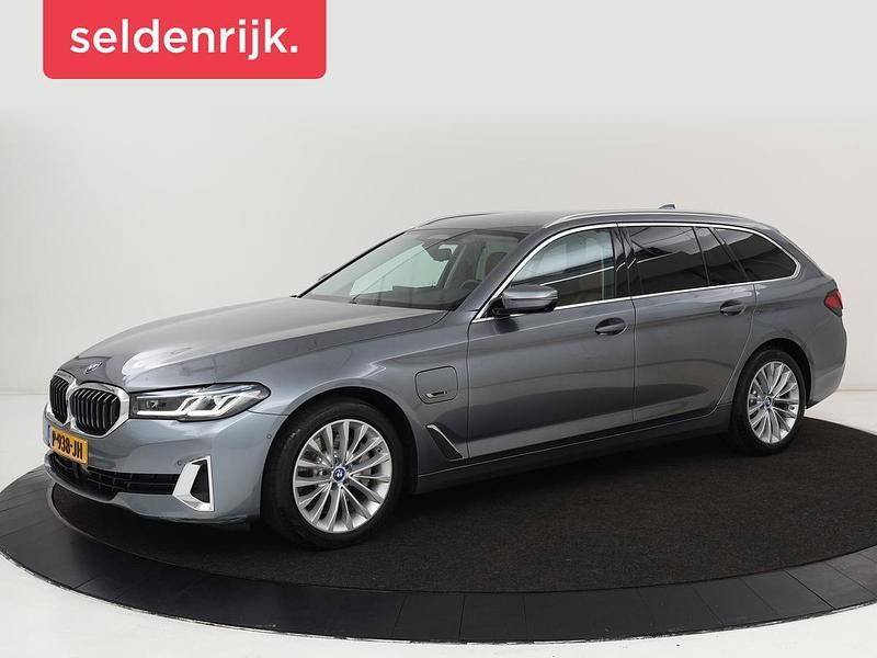 Grijs Gebruikt 2022 BMW 520 Luxury Line Stationwagen | € 30.900 (Goede deal) - Afbeelding 1/4