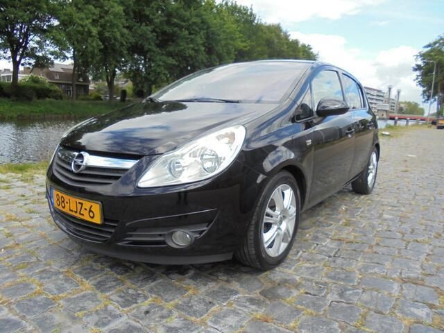 Zwart Gebruikt 2010 Opel Corsa Cosmo Hatchback | € 3.450 (Eerlijke prijs) - Afbeelding 1/4