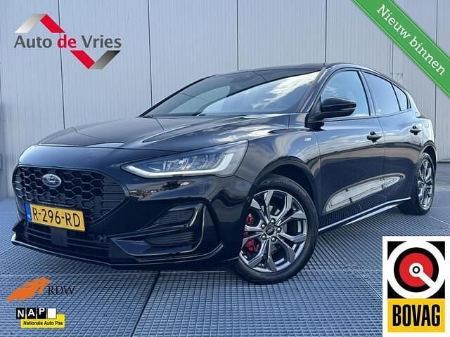 Zwart Gebruikt 2022 Ford Focus ST-Line Hatchback | € 19.950 (Goede deal) - Afbeelding 1/4