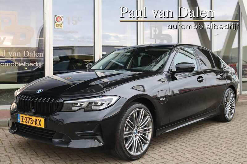 Zwart Gebruikt 2022 BMW 330e Shadowline Sedan | € 33.895 (Eerlijke prijs) - Afbeelding 1/4