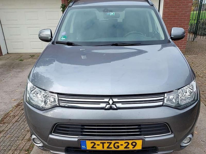 Grijs Gebruikt 2014 Mitsubishi Outlander P-HEV Stationwagen | € 10.750 (Eerlijke prijs) - Afbeelding 1/4