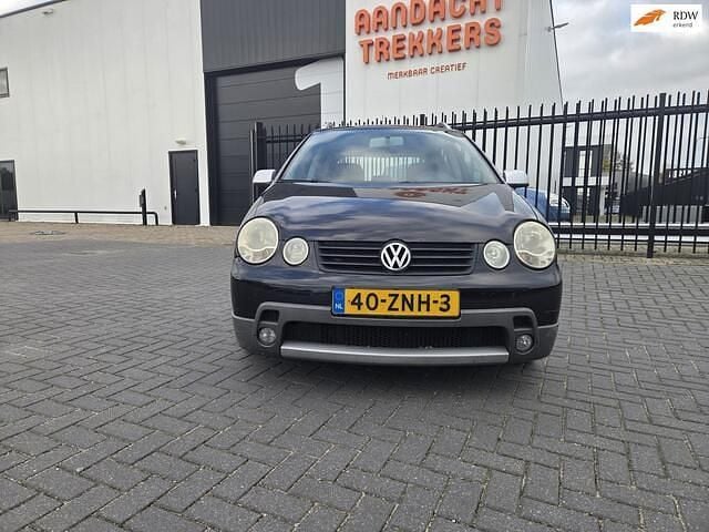 Zwart Occasion 2004 VW Polo Hatchback | € 1.950 (Eerlijke prijs) - Afbeelding 1/4