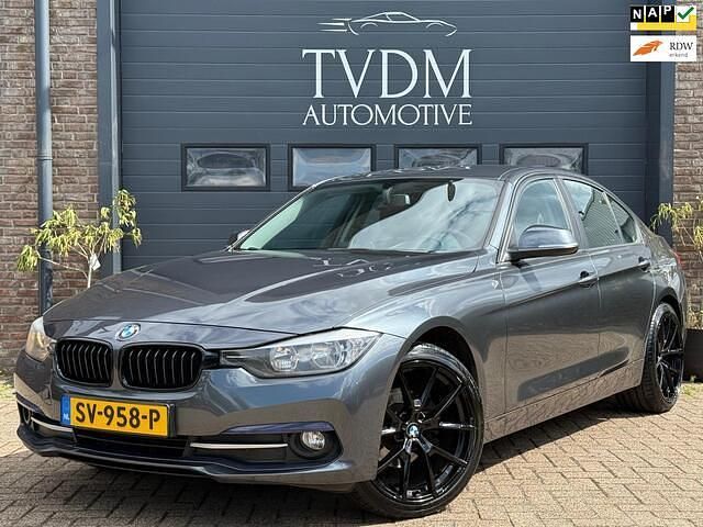 Grijs Gebruikt 2014 BMW 318 Sedan | € 6.950 (Eerlijke prijs) - Afbeelding 1/4