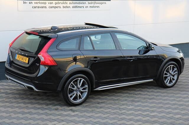 Occasion Volvo V60 CC 245 PK (180 kW) 2017 Zwart (metallic) Stationwagen