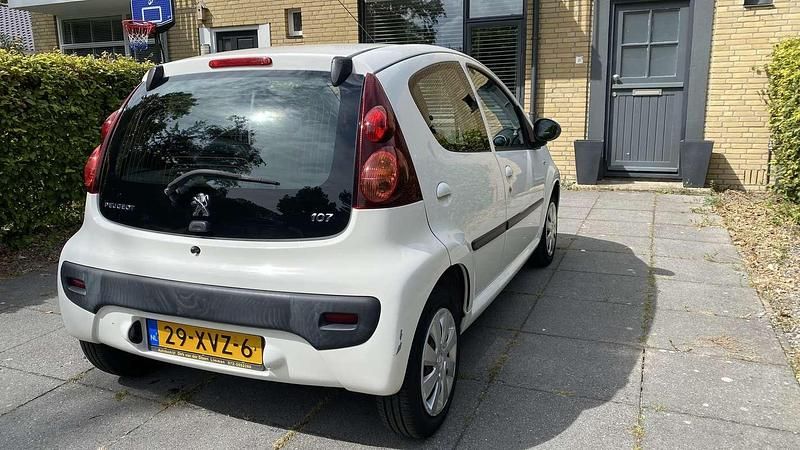 Wit Gebruikt 2012 Peugeot 107 Active Hatchback | € 4.400 (Eerlijke prijs) - Afbeelding 1/4