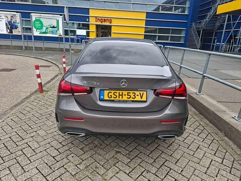 Grijs Gebruikt 2021 Mercedes A250 Premium Sedan | € 29.995 (Goede deal) - Afbeelding 1/4