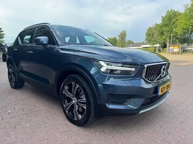 Grijs, metallic lak Gebruikt 2022 Volvo XC40 Inscription SUV | € 25.900 (Super prijs) - Afbeelding 1/4