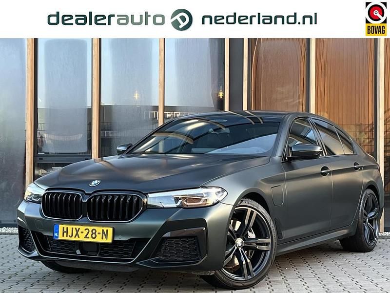 Zwart Gebruikt 2022 BMW 545e M Sport Sedan | € 40.600 - Afbeelding 1/4