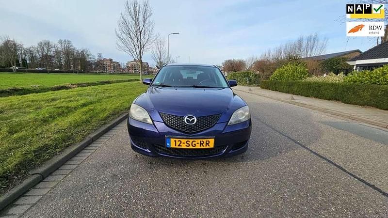 Blauw, metallic lak Gebruikt 2006 Mazda 3 Inclusive Hatchback | € 1.250 (Eerlijke prijs) - Afbeelding 1/4