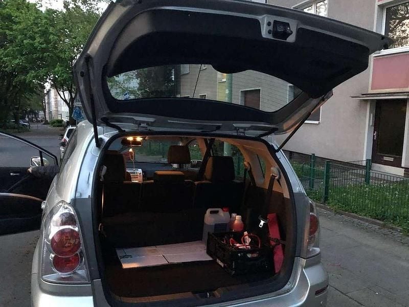 Grijs Gebruikt 2006 Toyota Corolla Verso Sol MPV | € 6.400 (Iets duurder) - Afbeelding 1/4