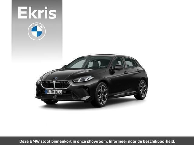Zwart, metallic lak Nieuw 2025 BMW 120 M Sport Hatchback | € 47.241 (Super prijs) - Afbeelding 1/4