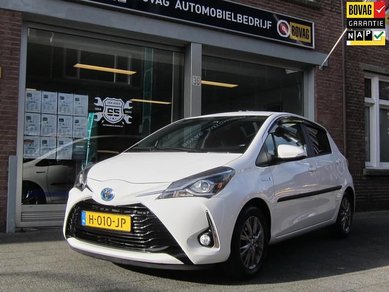 Wit Occasion 2020 Toyota Yaris Hybrid Hatchback | € 16.450 (Goede deal) - Afbeelding 1/3