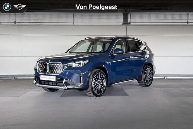 Night dusk blue (c7r) Gebruikt 2025 BMW iX1 Comfort Edition SUV | € 44.900 - Afbeelding 1/4