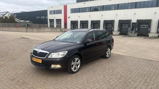 Zwart Gebruikt 2011 Skoda Octavia Business Line Stationwagen | € 2.450 (Eerlijke prijs) - Afbeelding 1/4