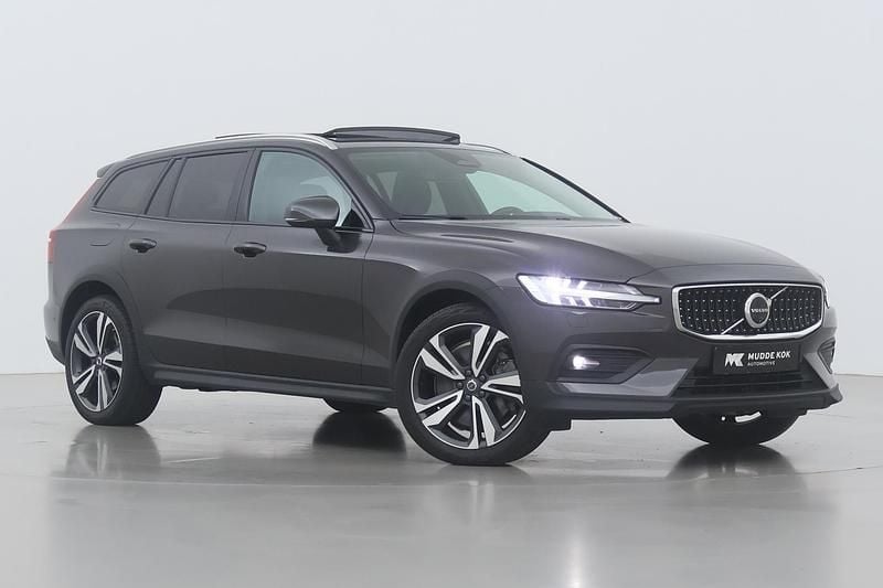 Grijs Gebruikt 2024 Volvo V60 CC Plus Stationwagen | € 57.400 (Eerlijke prijs) - Afbeelding 1/1