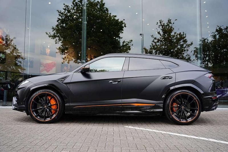 Zwart Gebruikt 2022 Lamborghini Urus SUV | € 199.888 - Afbeelding 1/4