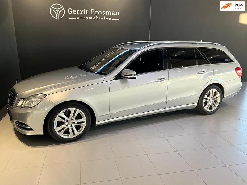 Zilver (metallic) Occasion 2010 Mercedes E350 Stationwagen | € 24.950 (Duur) - Afbeelding 1/4
