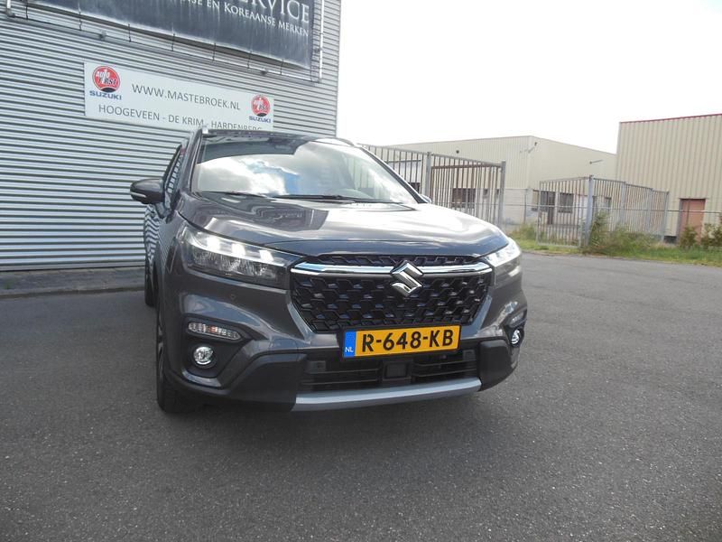 Grijs Gebruikt 2022 Suzuki SX4 S-Cross Style SUV | € 26.500 (Eerlijke prijs) - Afbeelding 1/4