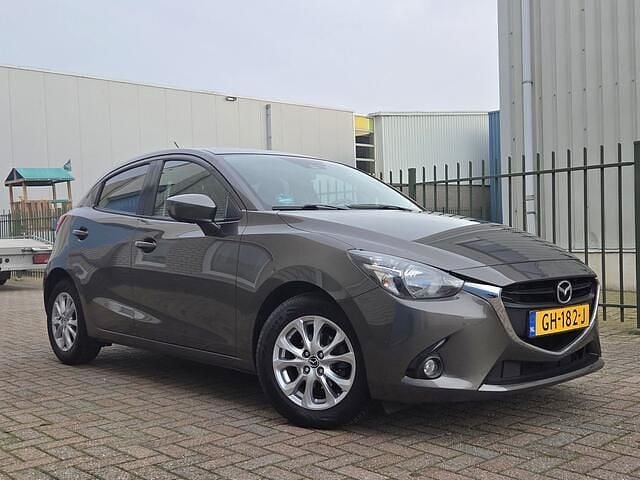 Bruin Occasion 2015 Mazda 2 Edition Hatchback | € 11.990 (Eerlijke prijs) - Afbeelding 1/4