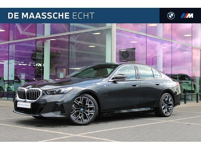 Grijs Gebruikt 2024 BMW 530e M Sport Sedan | € 64.950 - Afbeelding 1/4
