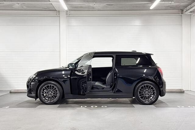 Nieuw Mini Cooper Essential 135 kW (184 PK) 2026 Midnight black ii (c4r) (donker zwart) Hatchback