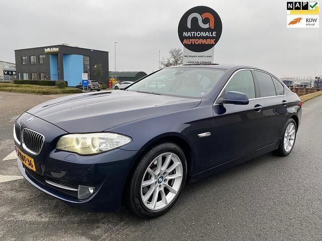 Blauw Occasion 2013 BMW 520 Comfort Edition Sedan | € 7.950 (Eerlijke prijs) - Afbeelding 1/4