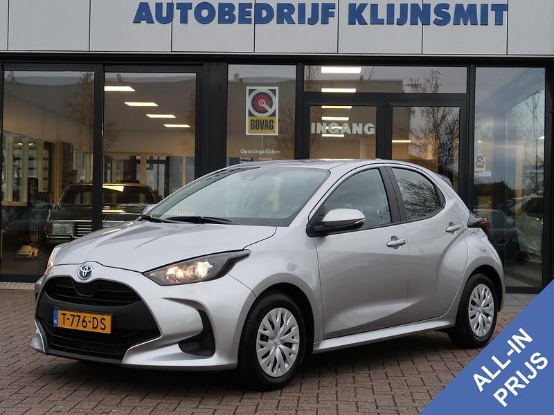 Grijs Gebruikt 2023 Toyota Yaris Hybrid Active Hatchback | € 19.950 (Goede deal) - Afbeelding 1/4