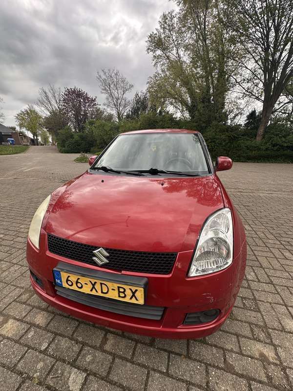 Rood Gebruikt 2007 Suzuki Swift Hatchback | € 1.500 (Super prijs) - Afbeelding 1/4