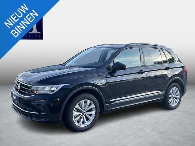 Zwart Occasion 2021 VW Tiguan SUV | € 28.440 - Afbeelding 1/4