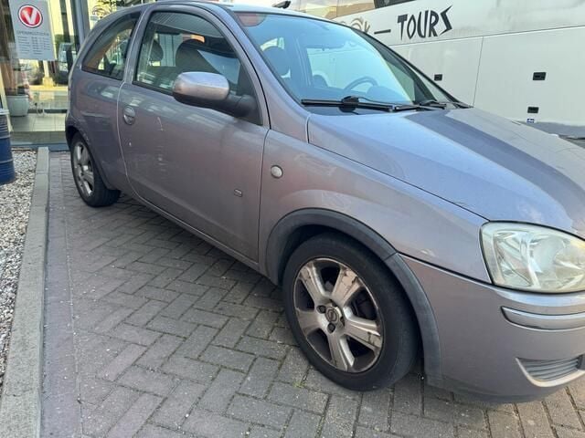 Occasion Opel Corsa 80 PK (58 kW) 2005 Paars Hatchback