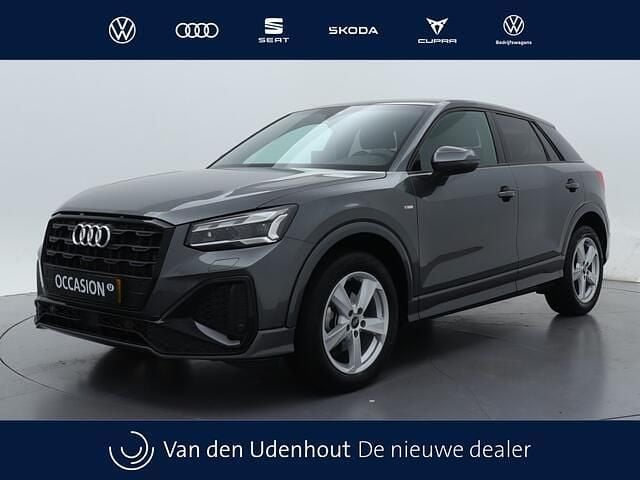 Grijs, metallic lak Gebruikt 2024 Audi Q2 S-Line SUV | € 37.690 (Iets duurder) - Afbeelding 1/4