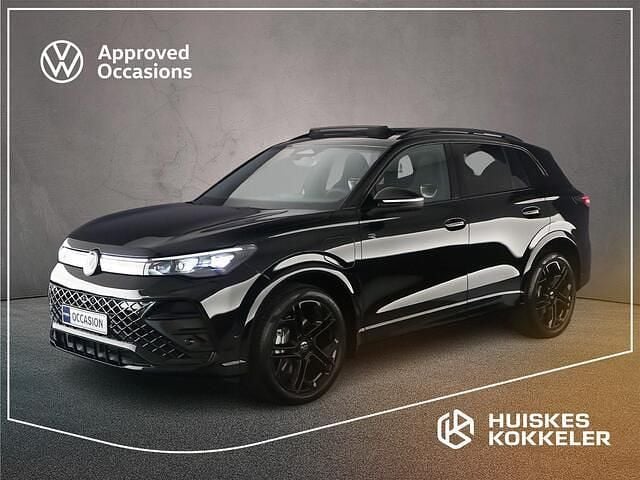 Metallic mythical black (0e) Nieuw 2025 VW Tiguan R-line Edition SUV | € 59.900 (Eerlijke prijs) - Afbeelding 1/4