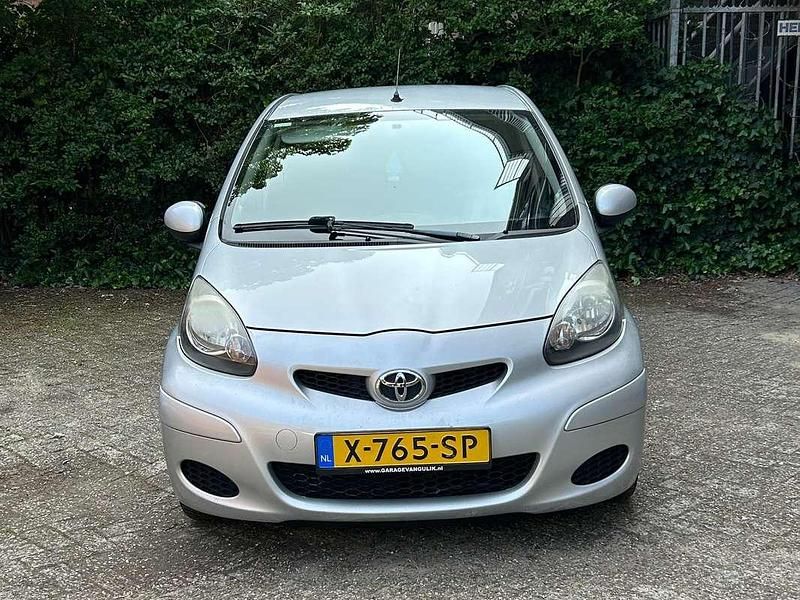 Grijs Gebruikt 2010 Toyota Aygo Hatchback | € 3.700 (Eerlijke prijs) - Afbeelding 1/4