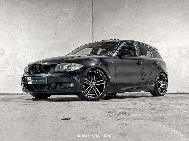 Zwart Gebruikt 2006 BMW 130 Hatchback | € 12.000 - Afbeelding 1/4